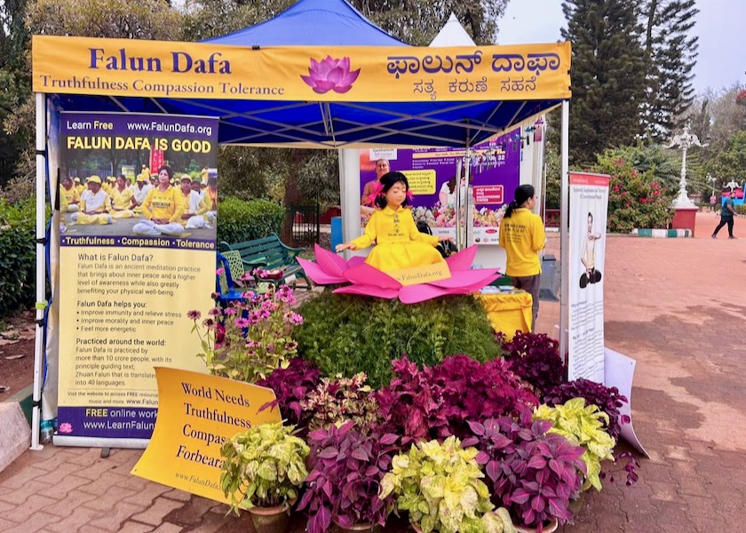 Image for article India: Visitantes experimentan la belleza de Falun Dafa en la Exposición de Flores de Lalbagh