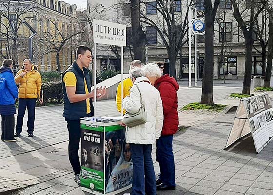 Image for article Bulgaria: La gente condena la persecución a Falun Dafa por el régimen comunista