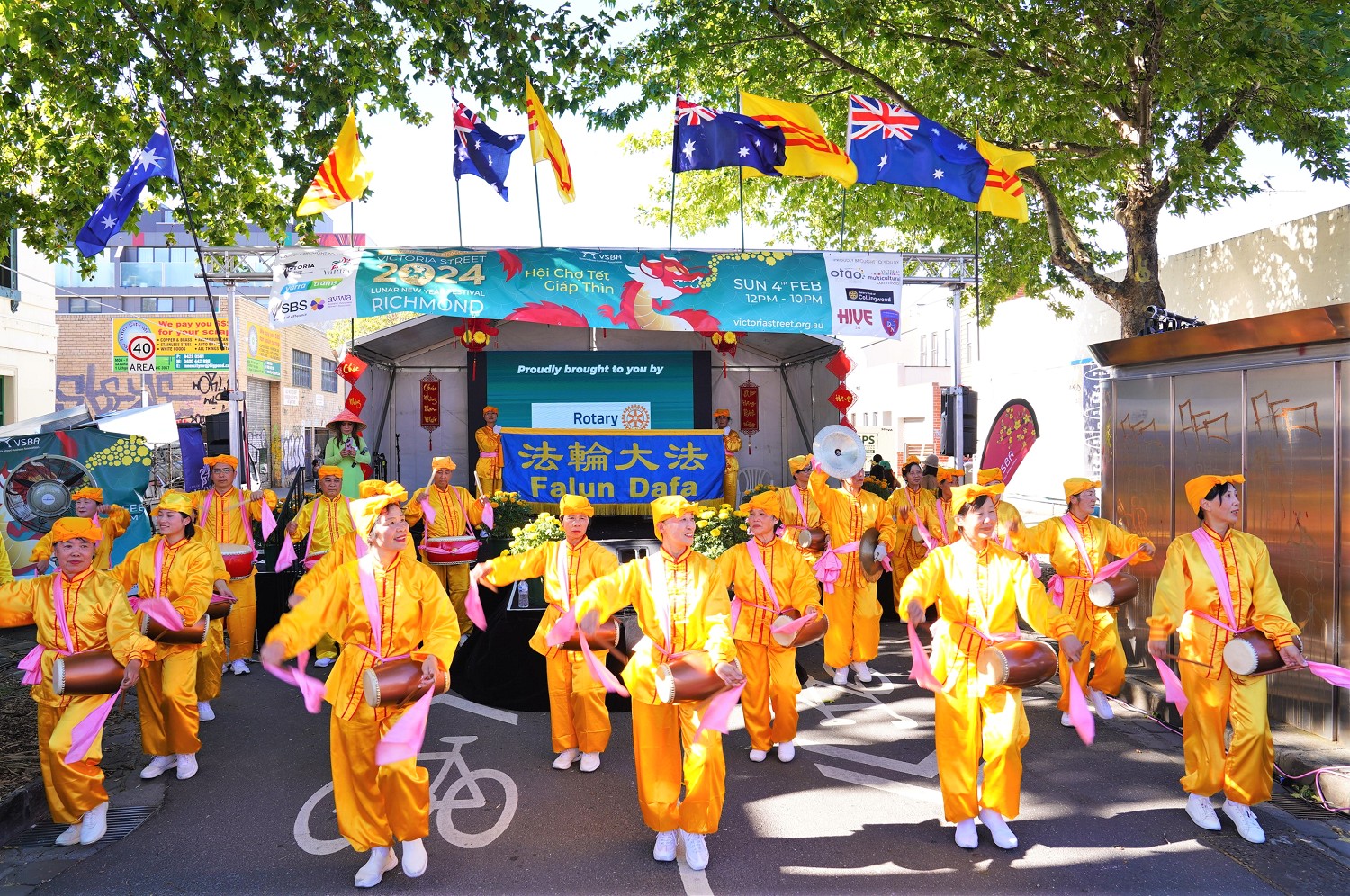 Image for article Melbourne, Australia: dando a conocer Falun Dafa en las celebraciones del Año Nuevo de la comunidad vietnamita