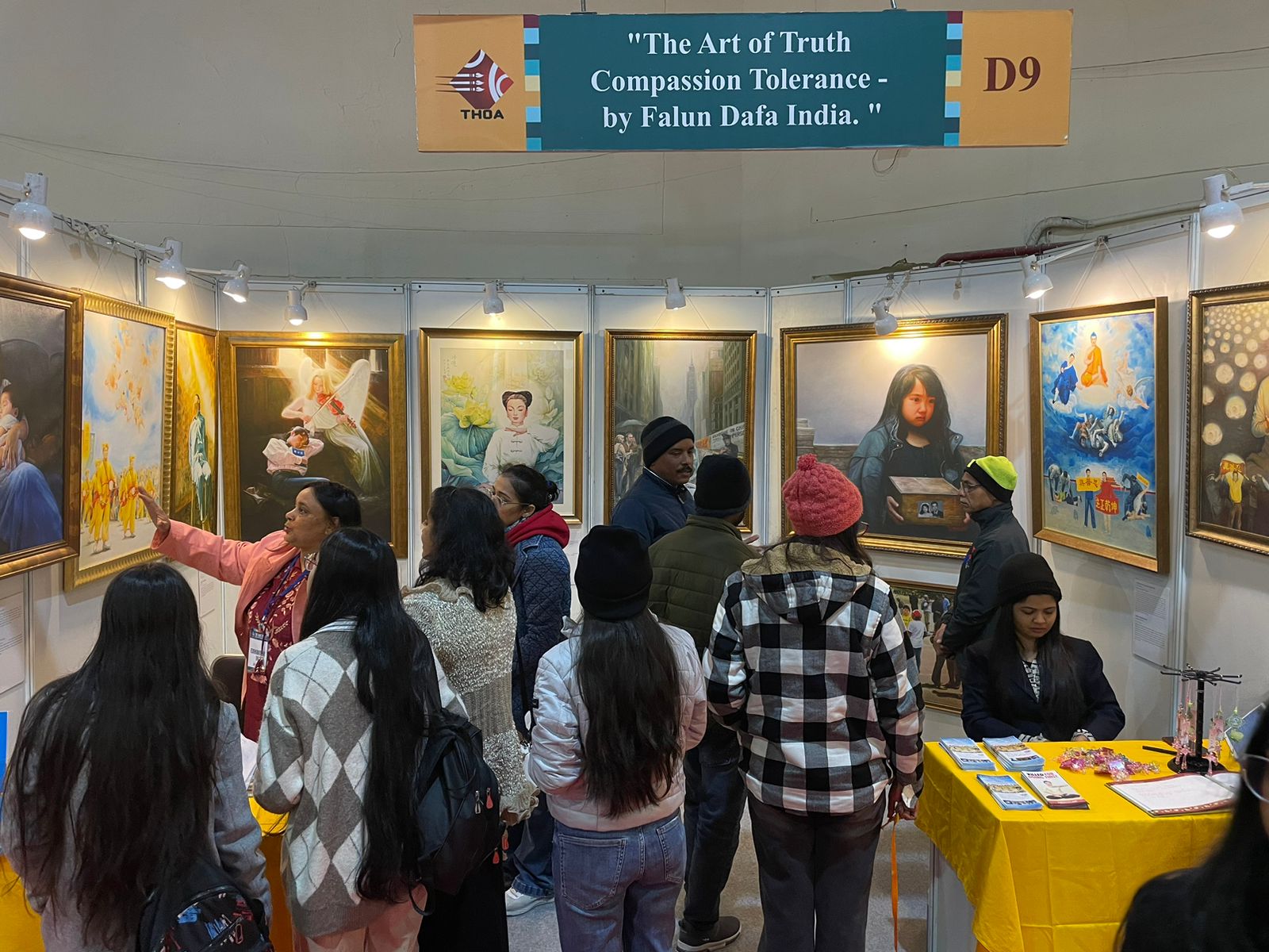 Image for article India: Personas de todos los ámbitos de la vida conmovidas por la Exposición El arte de Zhen-Shan-Ren