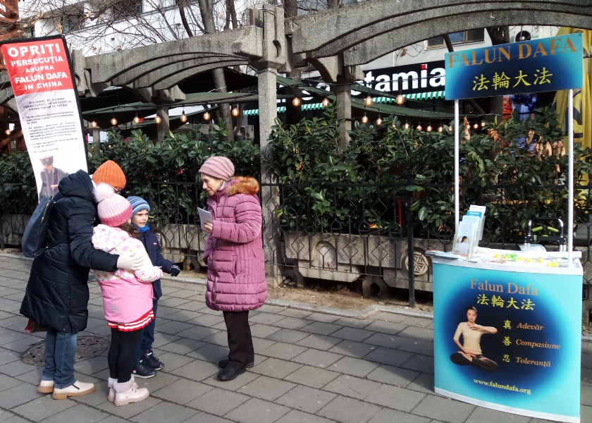 Image for article Rumania: Practicantes de Falun Dafa generan conciencia sobre la persecución del PCCh