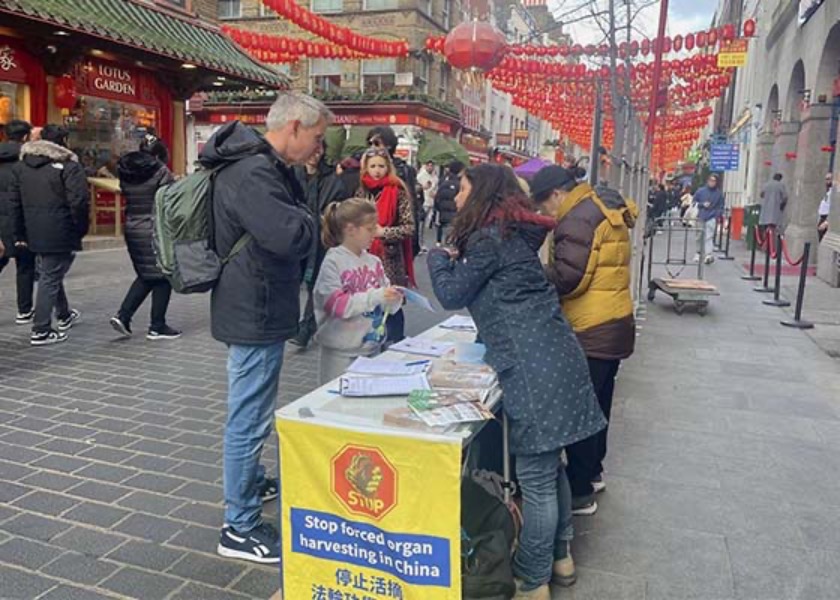 Image for article Londres, Reino Unido: Presentación de Falun Dafa en Chinatown durante el Festival de la Linterna