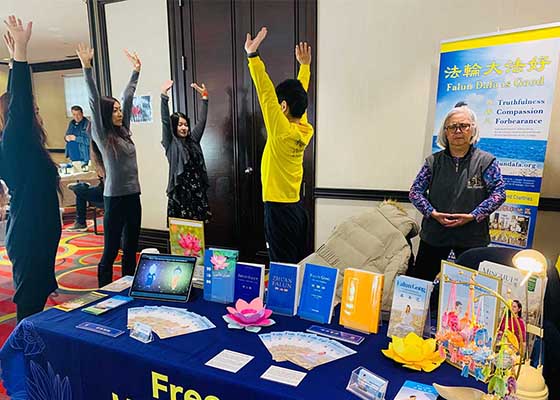 Image for article Toronto, Canadá: Visitantes aprenden a practicar Falun Dafa en Expo
