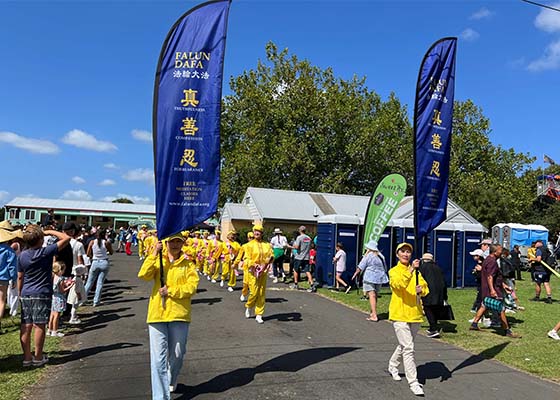 Image for article Auckland, Nueva Zelanda: Los valores de Falun Dafa son elogiados durante la Feria de Agricultores de Kumeu