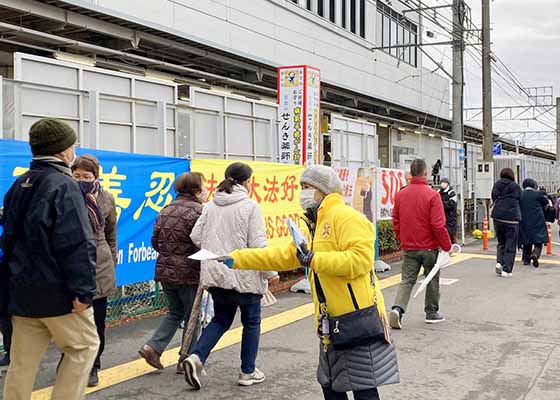 Image for article Prefectura de Aichi, Japón: Los practicantes presentan Falun Dafa al público durante una celebración popular japonesa