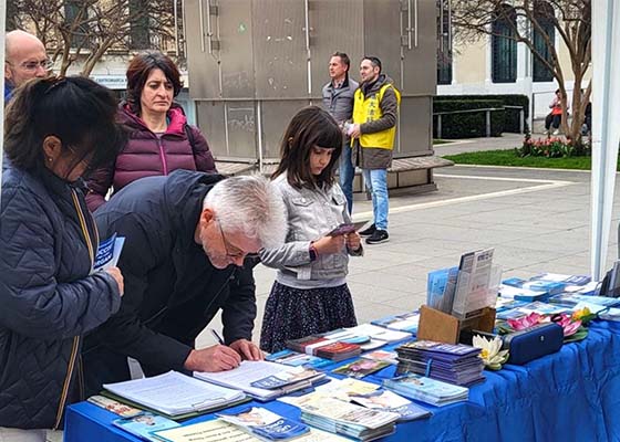Image for article Italia: Residentes conocen Falun Dafa y la persecución en China