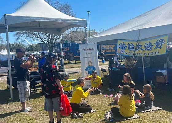 Image for article Florida, EE.UU.: La gente aprende sobre Falun Dafa en la celebración del Mundo de las Naciones