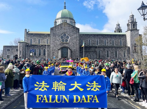 Image for article Irlanda: Falun Dafa en el desfile del Día de San Patricio en Galway