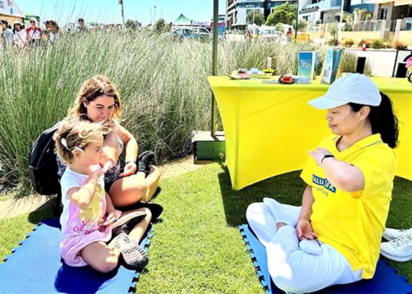 Image for article Australia: Falun Dafa recibe la bienvenida en el evento comunitario Coogee Live en Perth