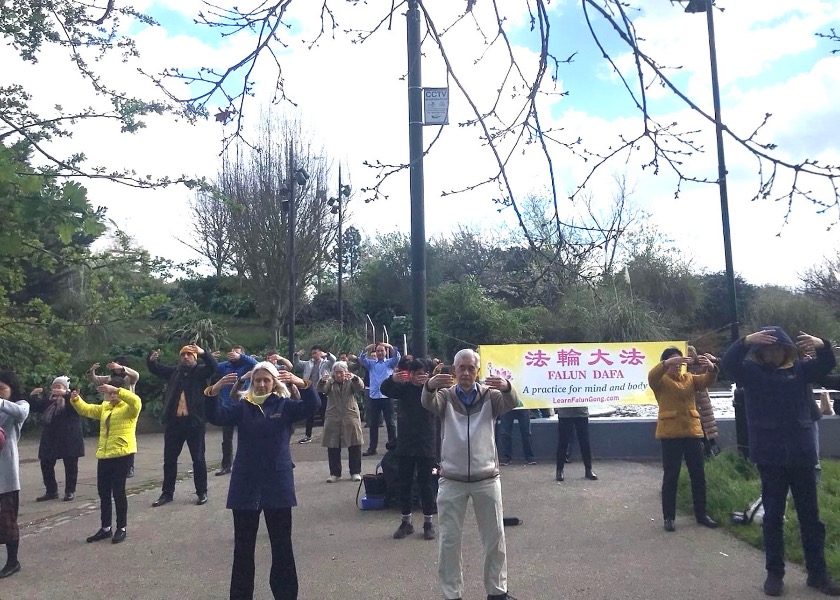 Image for article Reino Unido: La paz de los practicantes de Falun Dafa en un parque del este de Londres conmueve a la gente