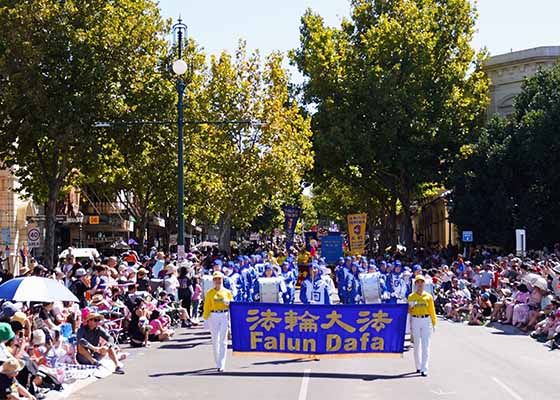 Image for article Bendigo, Australia: El grupo Falun Dafa actúa en el Desfile de Gala de Pascua