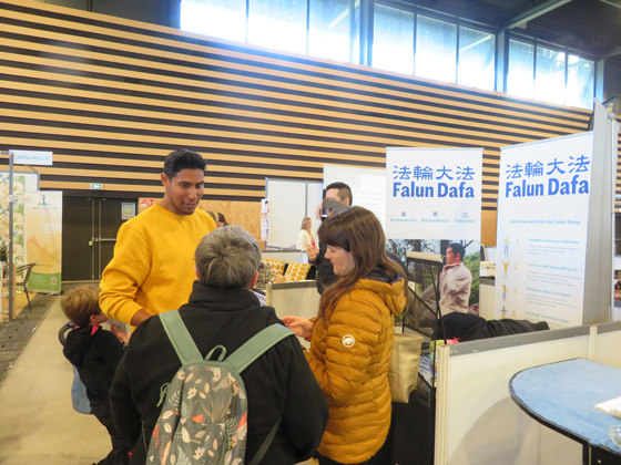 Image for article Francia: Practicantes presentan Falun Dafa en exposición en Reims