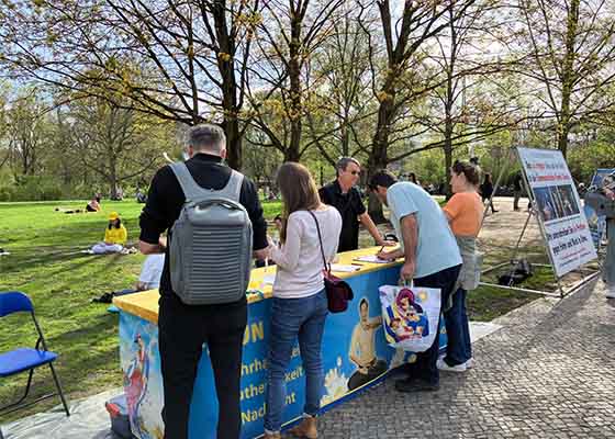 Image for article Berlín, Alemania: La gente apoya a Falun Gong y condena la persecución