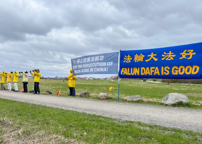 Image for article ​Suecia: Apoyo público a Falun Dafa durante las actividades conmemorativas de la Apelación del 25 de abril en Beijing