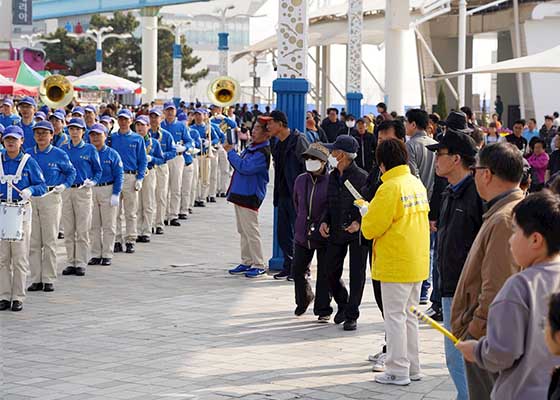 Image for article Corea del Sur: Presentación de Falun Dafa durante la floración de los cerezos en la ciudad de Incheon