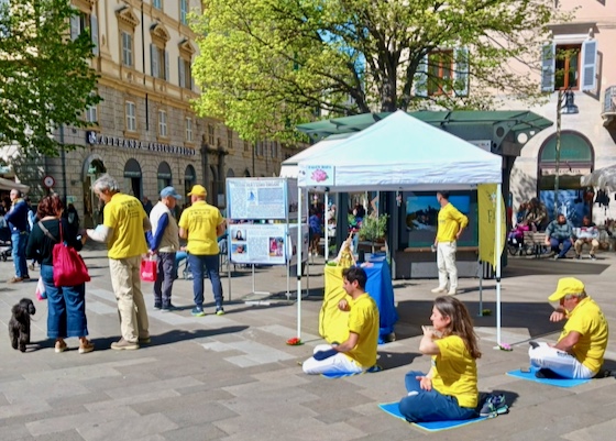 Image for article Italia: Presentando Falun Dafa en la ciudad costera de Ancona