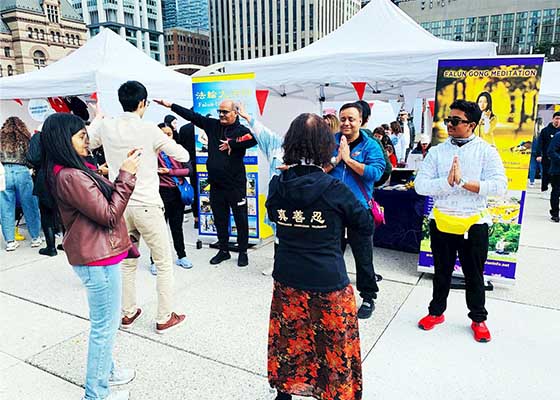 Image for article Toronto, Canadá: Falun Dafa en el Festival del Día Internacional del Niño Turco