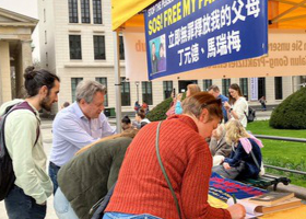 Image for article Berlín, Alemania: turistas sostienen una pancarta de Falun Dafa para mostrar su apoyo