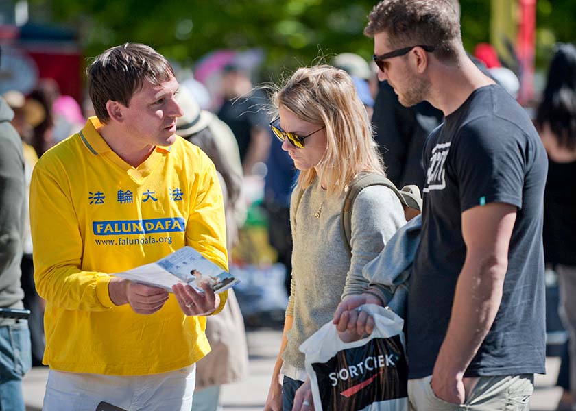 Image for article Japón:Presentando Falun Dafa en el Festival Ginkgo en Sobue-cho
