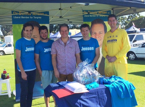 Image for article Parlamentario australiano anima a practicantes a que hablen de Falun Gong y la persecución (Fotos)