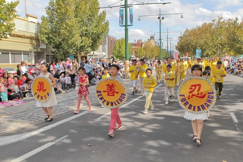 Image for article Bendigo, Australia: La entrada de Falun Gong recibe elogios en el Desfile de Pascuas (Fotos)