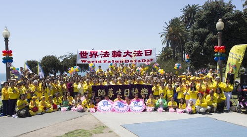 Image for article ​Los Ángeles: Celebrando el Día de Falun Dafa en el Muelle de Santa Mónica (Fotos)