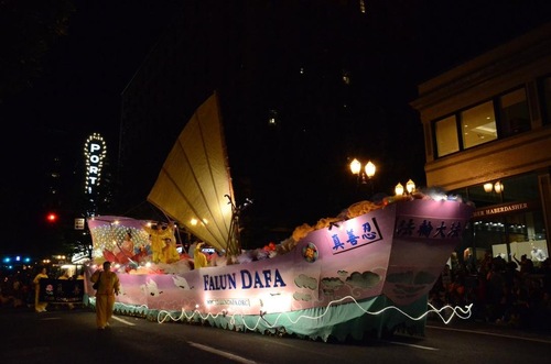 Image for article Portland, Oregón: Los practicantes de Falun Dafa participan en la Starlight Parade y ganan un premio