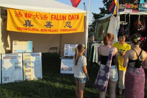 Image for article ​Salem, Oregon: Presentando Falun Gong a visitantes en el festival de World Beat (Fotos)