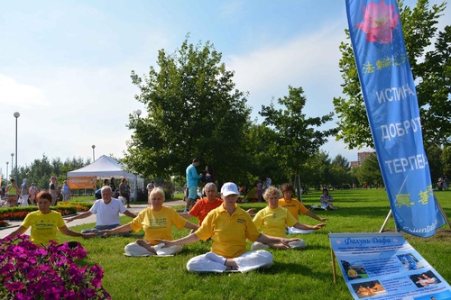 Image for article San Petersburgo, Rusia: Dando a conocer Falun Gong en el Festival de la Familia 