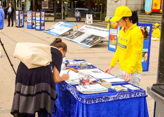 Image for article ​  Vancouver: La gente apoya las demandas al ex dictador chino por perseguir a Falun Gong