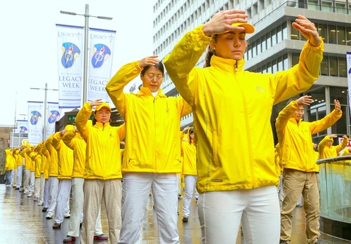 Image for article Sídney, Australia: El grupo de práctica en la mañana contacta a turistas chinos