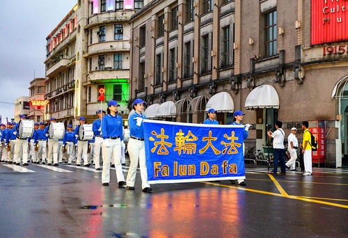 Image for article Taiwán: La belleza de Falun Dafa engalana el Desfile de Arte Popular de Keelung