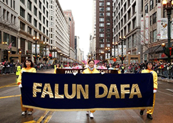 Image for article Chicago: estudiantes chinos recién llegados gratamente sorprendidos de ver a Falun Gong en el Desfile de Acción de Gracias