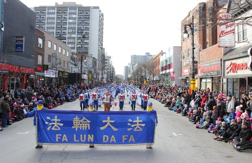 Image for article Montreal, Canadá: La Banda Marchante de la Tierra Divina participó del Desfile de Santa Claus