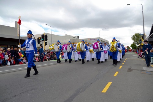 Image for article Nueva Zelanda: La Banda Marchante de la Tierra Divina cautiva en el Desfile de Santa en Christchurch