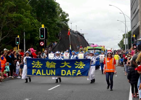 Image for article Nueva Zelanda: La Banda Marchante de la Tierra Divina de Falun Gong fue recibida calurosamente en los Desfiles de Santa
