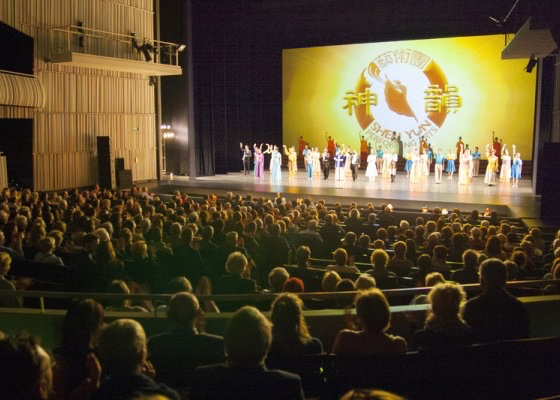 Image for article Bélgica: Shen Yun trae esperanza y alegría en un teatro lleno en Brujas