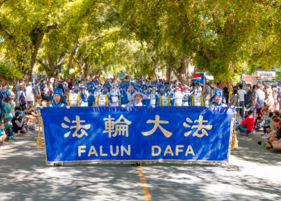 Image for article Chinos en Sacramento: “¡Magnífica, magnífica y magnífica la actuación de Falun Gong!” en el Desfile del Día del Picnic