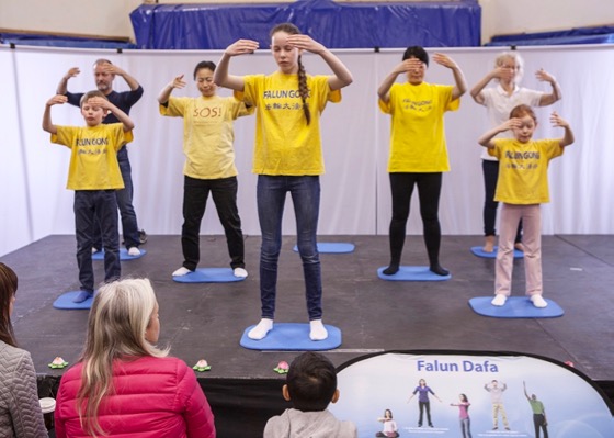 Image for article Más de 200 personas quieren aprender Falun Gong en la exposición de salud más grande de Suecia