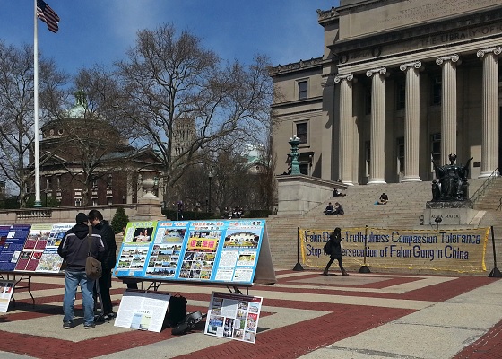 Image for article Nueva York: Transeúntes conocen sobre la persecución de Falun Gong en la Universidad de Columbia