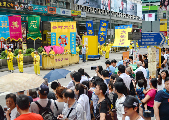 Image for article Turistas chinos emocionados por el desfile por el Día de Falun Dafa en Hong Kong
