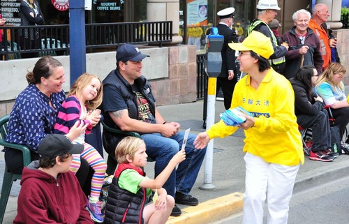 Image for article Columbia Británica, Canadá: Para los espectadores, los practicantes de Falun Gong “levantan el ánimo con su energía positiva”