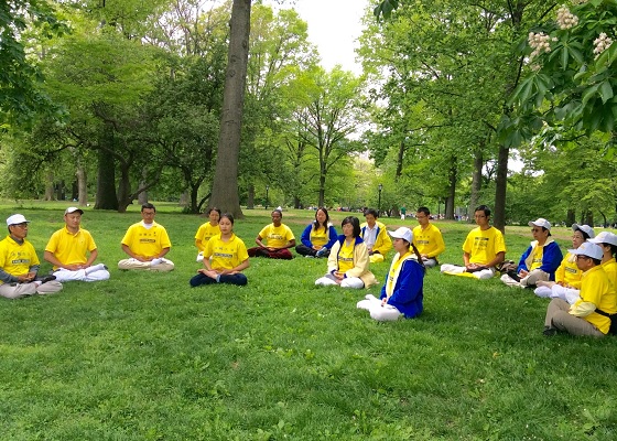 Image for article Neoyorquinos aprenden los ejercicios de Falun Dafa en Central Park 