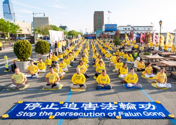 Image for article Neoyorkinos y turistas condenan la persecución a Falun Dafa frente al consulado chino 