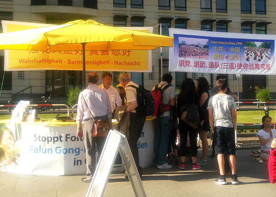 Image for article Berlín, Alemania: Apoyando la libertad para Falun Gong en la Puerta de Brandemburgo