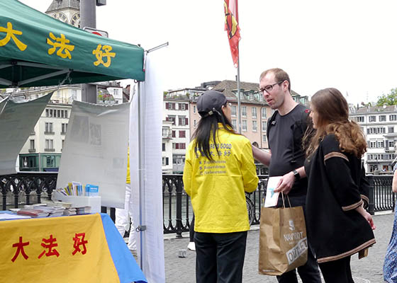 Image for article Asistente social suizo: “Falun Gong no debe ser perseguido”