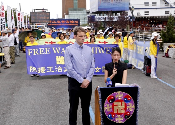 Image for article Protestas en Canadá condenando al régimen chino por bloquear un intento de un practicante de Falun Gong de salir de China