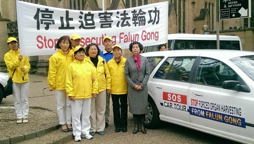 Image for article Recorriendo Australia en automóvil para pedir por el fin de la persecución en China