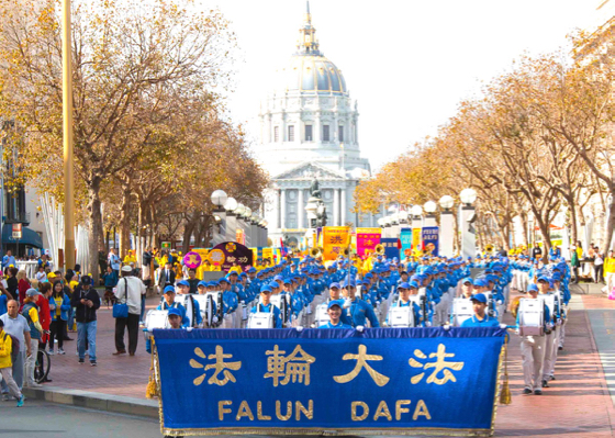 Image for article Cuatro mil practicantes de Falun Gong desfilan en San Francisco: “Todo el mundo debería verlo”