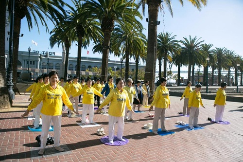 Image for article San Francisco: transeúntes impresionados por los ejercicios de Falun Gong